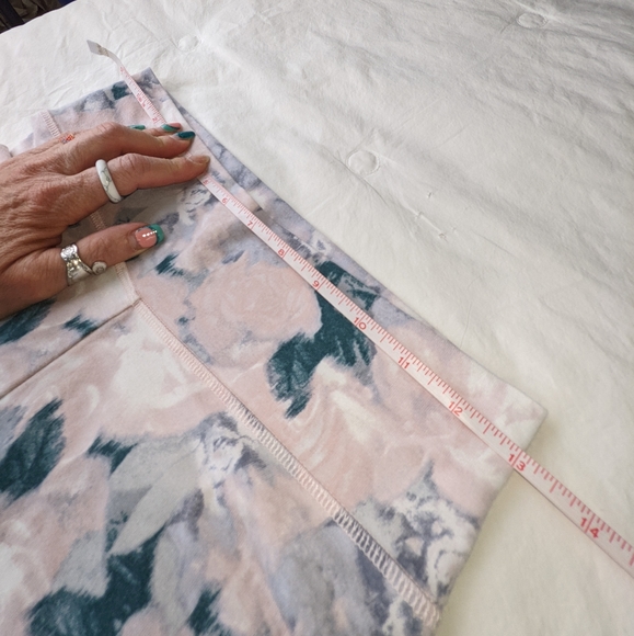 Victoria Secret EUC floral stretch shorts small pink gray white - Picture 7 of 13